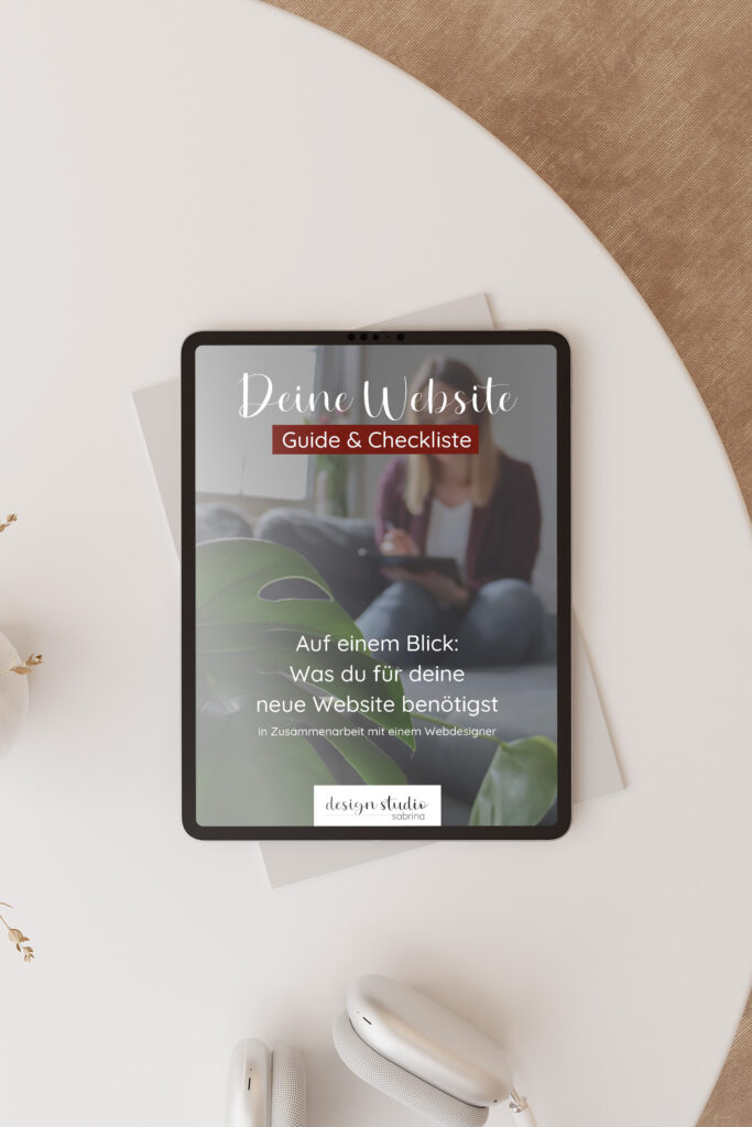 Mockup mit Tablet und dem Titelbild des 0€ Guides, in dem ich dir zeige, was du alles für deine neue Website in Zusammenarbeit mit einem Webdesigner benötigst.